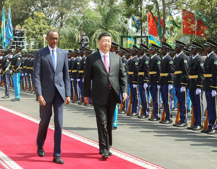 7月23日，国家主席习近平在基加利同卢旺达总统卡加梅举行会谈。这是会谈前，习近平在卡加梅陪同下检阅仪仗队。新华社记者 姚大伟 摄