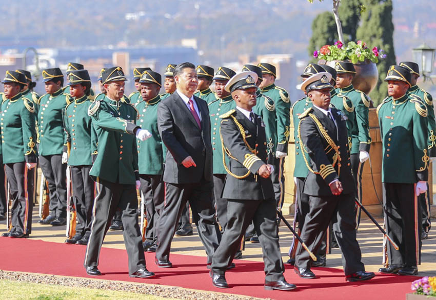 7月24日，國家主席習近平在比勒陀利亞同南非總統拉馬福薩舉行會談。會談前，拉馬福薩為習近平舉行隆重歡迎儀式。新華社記者 謝環馳 攝