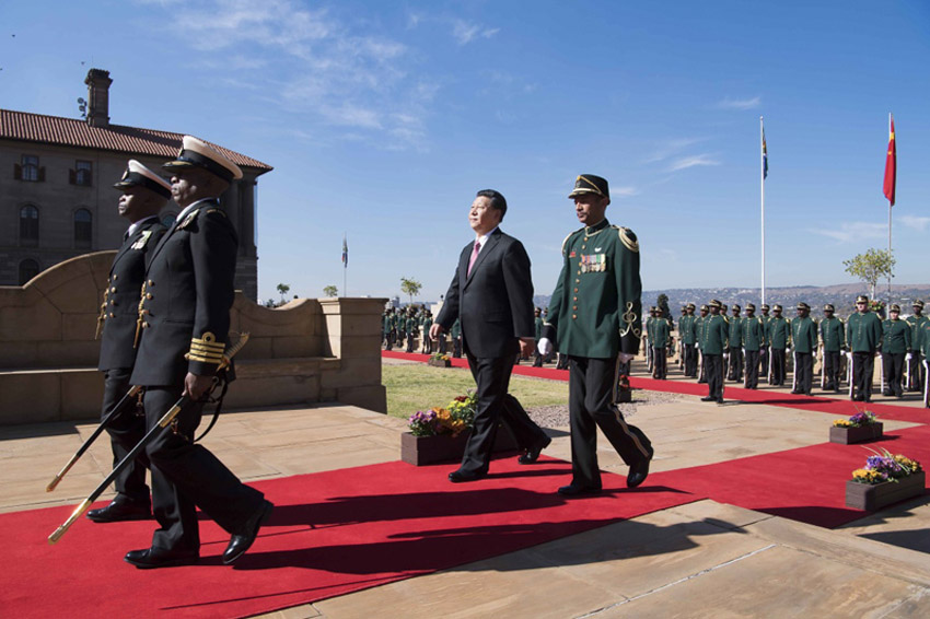7月24日，國家主席習近平在比勒陀利亞同南非總統拉馬福薩舉行會談。會談前，拉馬福薩為習近平舉行隆重歡迎儀式。新華社記者 李濤 攝