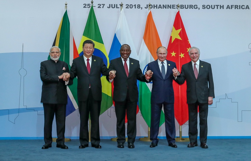 7月26日，金磚國家領導人第十次會晤在南非約翰內斯堡舉行。南非總統拉馬福薩主持。中國國家主席習近平、巴西總統特梅爾、俄羅斯總統普京、印度總理莫迪出席。這是五國領導人合影。新華社記者 謝環馳攝