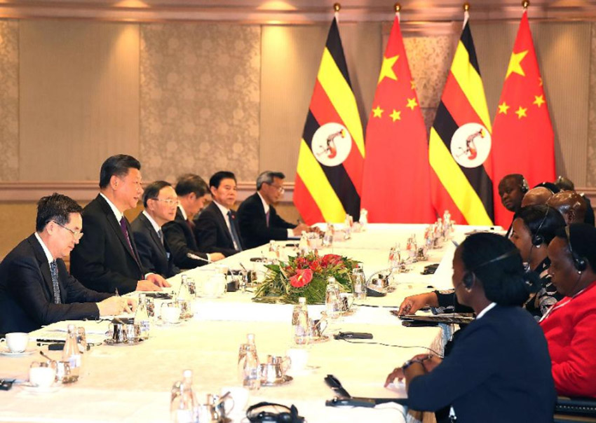 7月26日，國家主席習近平在南非約翰內斯堡會見烏干達總統穆塞韋尼。 新華社記者 廖宇杰 攝