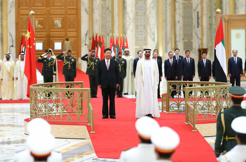 7月20日，阿聯酋阿布扎比王儲穆罕默德和副總統兼總理穆罕默德在總統府大廳共同舉行隆重盛大儀式，歡迎國家主席習近平對阿聯酋進行國事訪問。這是習近平和穆罕默德王儲一同登上檢閱台。 新華社記者謝環馳攝