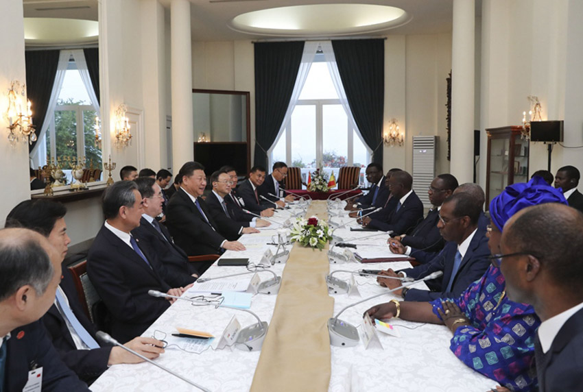 7月21日，國家主席習近平在達喀爾同塞內加爾總統薩勒舉行會談。 新華社記者 謝環馳 攝