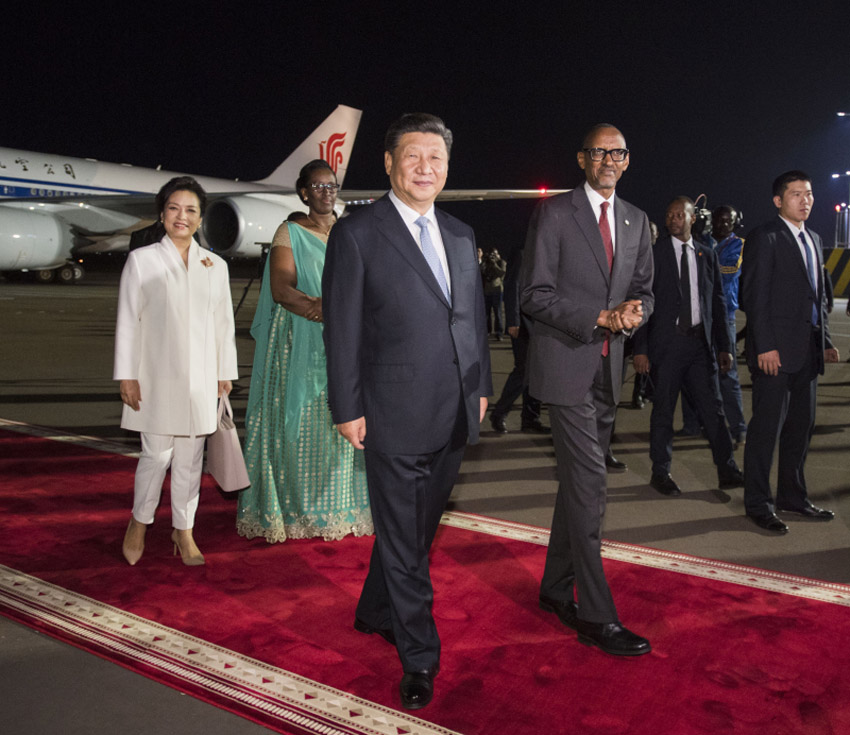 當地時間7月22日，國家主席習近平抵達基加利，開始對盧旺達共和國進行國事訪問。習近平和夫人彭麗媛在機場受到盧旺達總統卡加梅和夫人珍妮特等熱情迎接。 新華社記者李學仁 攝