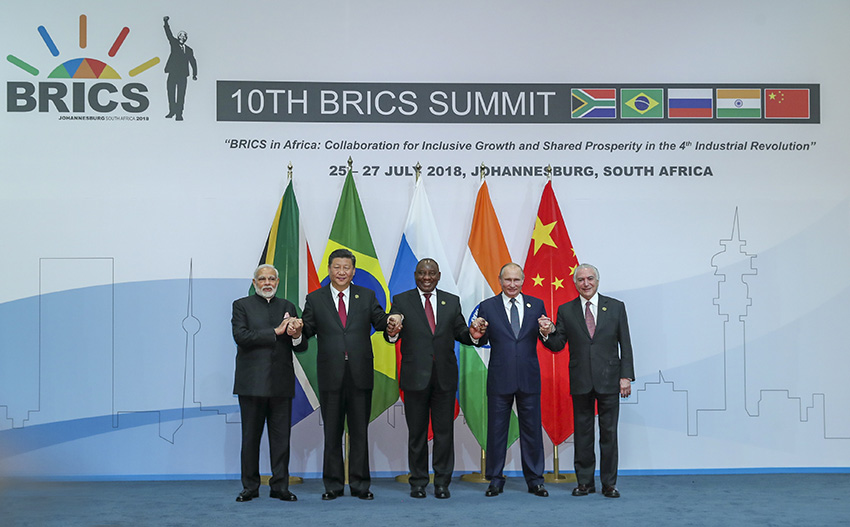 7月26日，金磚國家領導人第十次會晤在南非約翰內斯堡舉行。南非總統拉馬福薩主持。中國國家主席習近平、巴西總統特梅爾、俄羅斯總統普京、印度總理莫迪出席。這是五國領導人合影。 新華社記者 謝環馳 攝