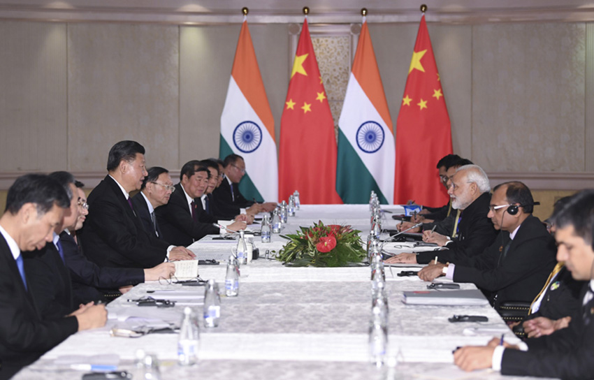 7月26日，國家主席習近平在南非約翰內斯堡會見印度總理莫迪。 新華社記者 燕雁 攝