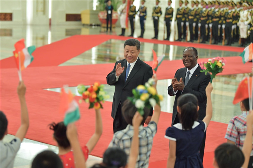 8月30日，國家主席習近平在北京人民大會堂同科特迪瓦總統瓦塔拉舉行會談。這是會談前，習近平在人民大會堂北大廳為瓦塔拉舉行歡迎儀式。 新華社記者李濤攝