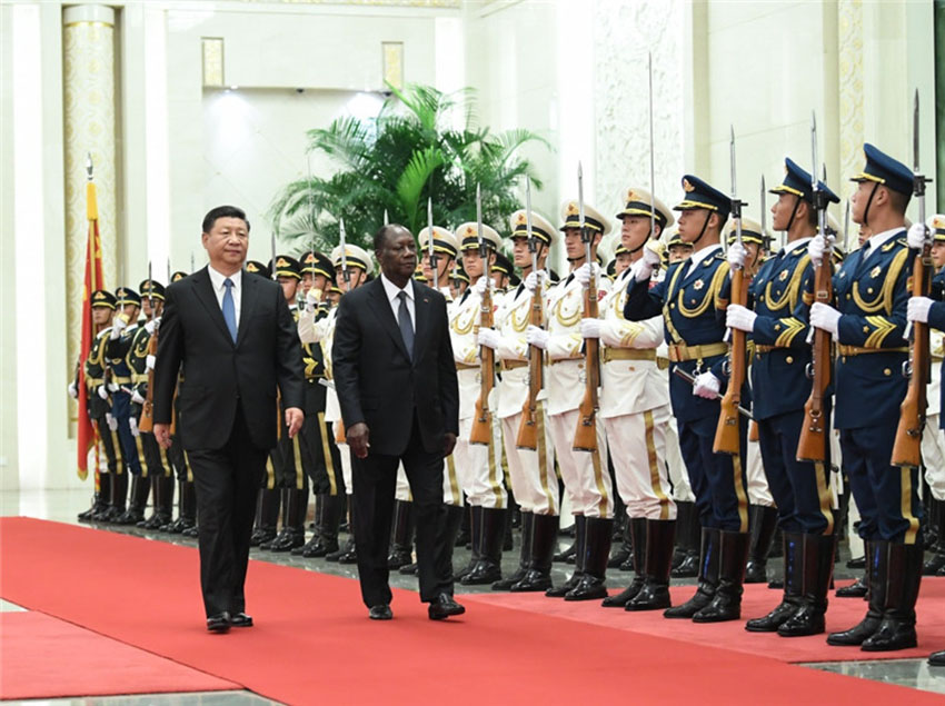 8月30日，國家主席習近平在北京人民大會堂同科特迪瓦總統瓦塔拉舉行會談。這是會談前，習近平在人民大會堂北大廳為瓦塔拉舉行歡迎儀式。 新華社記者申宏攝
