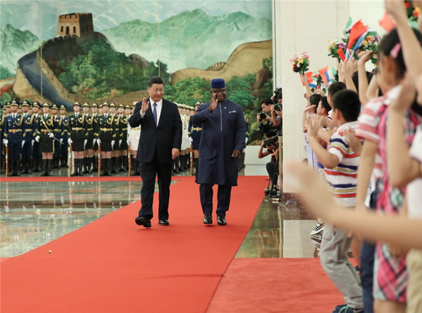 8月30日，國家主席習近平在北京人民大會堂同塞拉利昂總統比奧舉行會談。這是會談前，習近平在人民大會堂北大廳為比奧舉行歡迎儀式。 新華社記者 丁林 攝