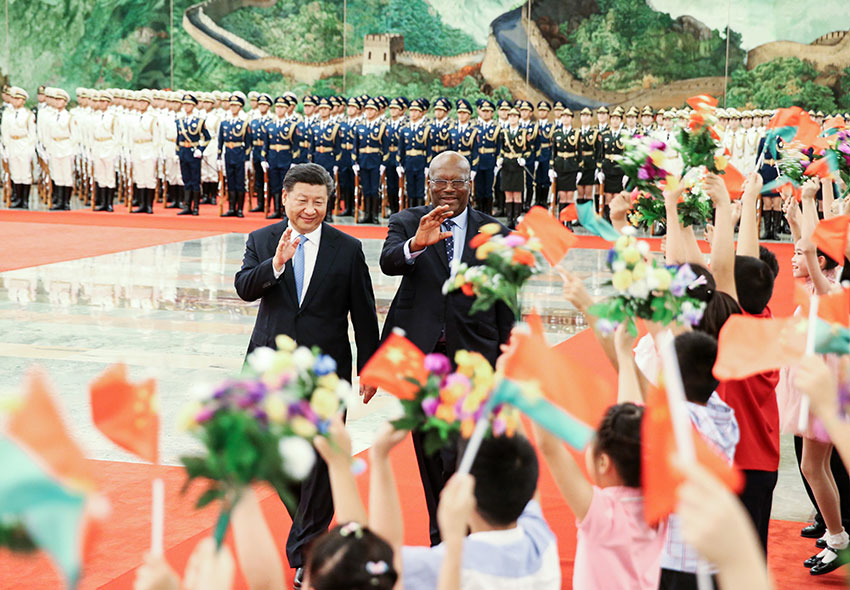 8月31日，國家主席習近平在北京人民大會堂同布基納法索總統卡博雷舉行會談。這是會談前，習近平在人民大會堂北大廳為卡博雷舉行歡迎儀式。 新華社記者 姚大偉 攝