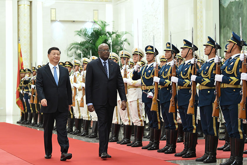 8月31日，國家主席習近平在北京人民大會堂同布基納法索總統卡博雷舉行會談。這是會談前，習近平在人民大會堂北大廳為卡博雷舉行歡迎儀式。 新華社記者 申宏 攝