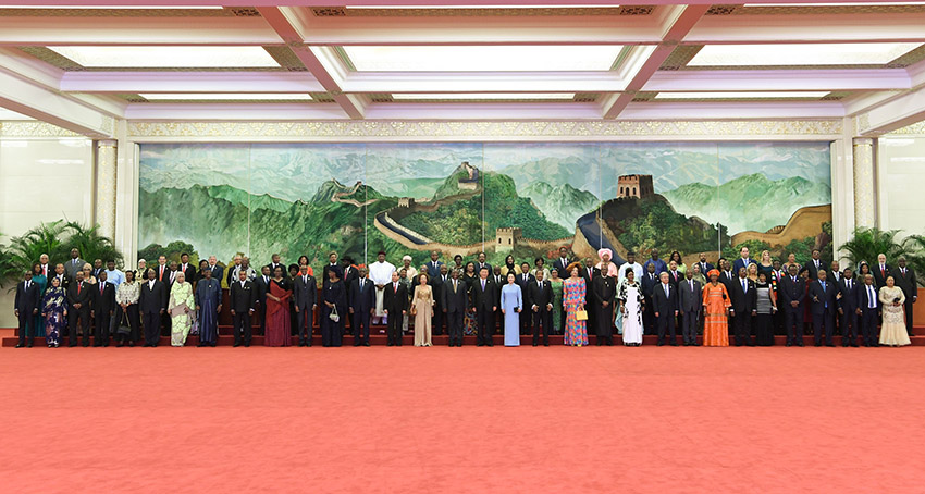 9月3日，國家主席習近平和夫人彭麗媛在北京人民大會堂舉行宴會，歡迎出席中非合作論壇北京峰會的外方領導人和夫人。這是晚宴前，習近平和彭麗媛同外方領導人和夫人在巨幅蘇繡壁畫《長城》前合影留念。新華社記者 張領 攝
