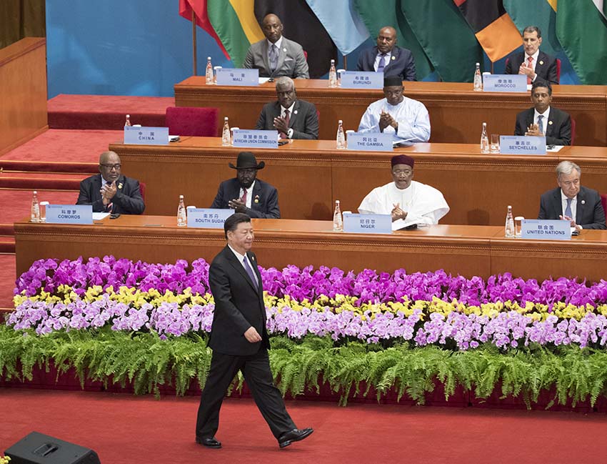 9月3日，中非合作論壇北京峰會在人民大會堂隆重開幕。中國國家主席習近平出席開幕式並發表題為《攜手共命運 同心促發展》的主旨講話。這是習近平走向講台。新華社記者 王曄 攝