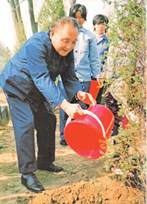 邓小平为自己刚植的树浇水