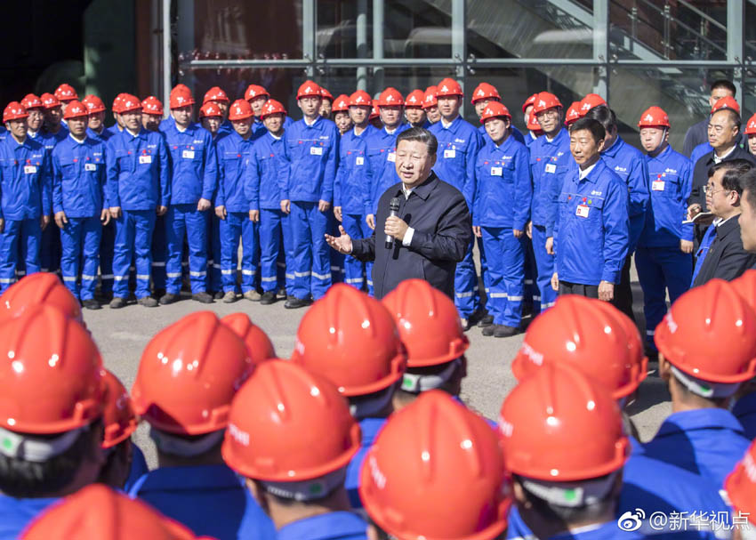 9月26日，中共中央總書記、國家主席、中央軍委主席習近平在黑龍江齊齊哈爾考察。這是習近平在中國一重集團與工人親切交流。 新華社記者 王曄 攝
