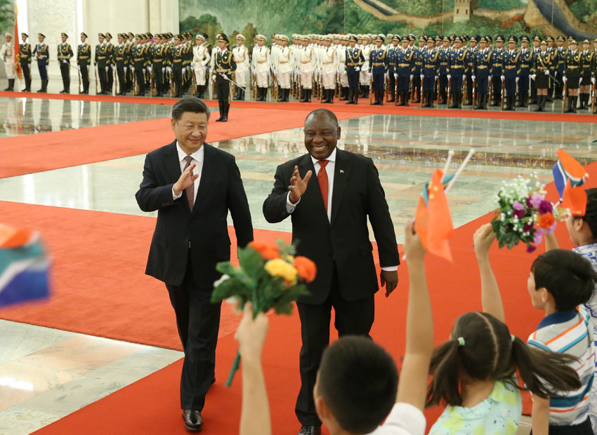 9月2日，国家主席习近平在北京人民大会堂同南非总统拉马福萨举行会谈。这是会谈前，习近平在人民大会堂北大厅为拉马福萨举行欢迎仪式。新华社记者 姚大伟 摄