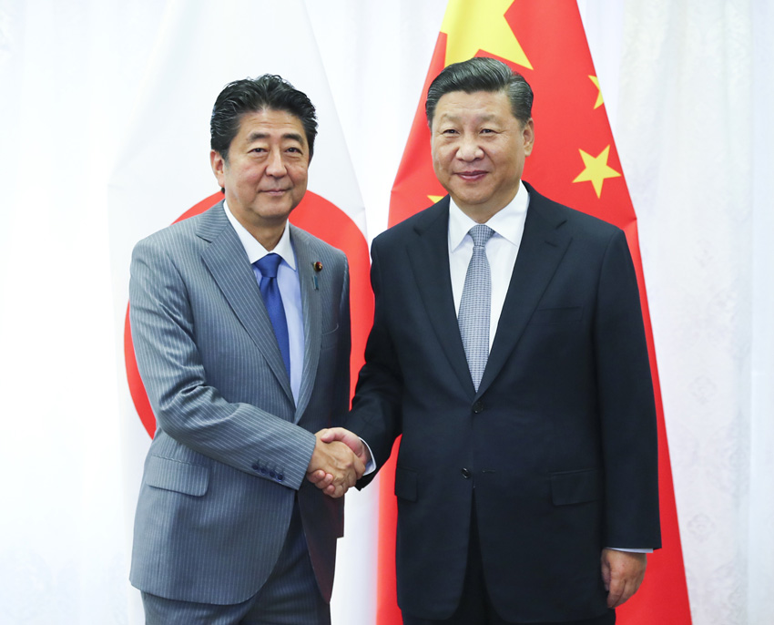 9月12日，国家主席习近平在符拉迪沃斯托克会见日本首相安倍晋三。新华社记者 谢环驰 摄