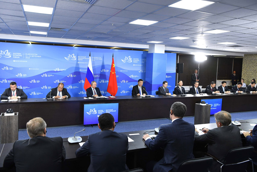 9月11日，国家主席习近平在符拉迪沃斯托克和俄罗斯总统普京共同出席中俄地方领导人对话会。新华社记者 饶爱民 摄