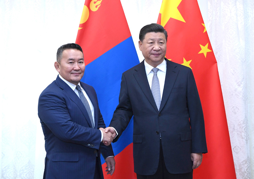 9月12日，国家主席习近平在符拉迪沃斯托克会见蒙古国总统巴特图勒嘎。新华社记者 饶爱民 摄