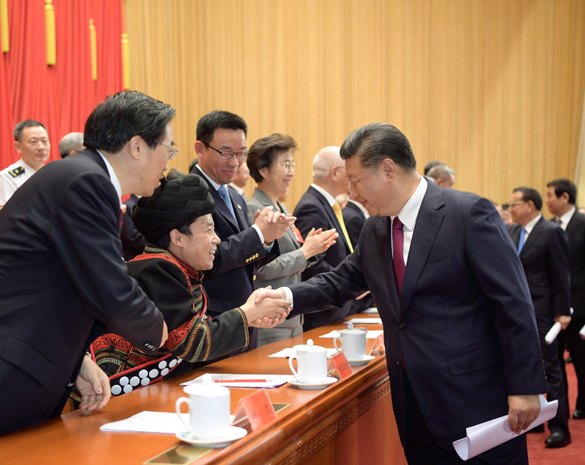 9月14日，中国残疾人联合会第七次全国代表大会在北京人民大会堂开幕。这是中共中央总书记、国家主席、中央军委主席习近平等同与会代表亲切握手。新华社记者 李学仁 摄