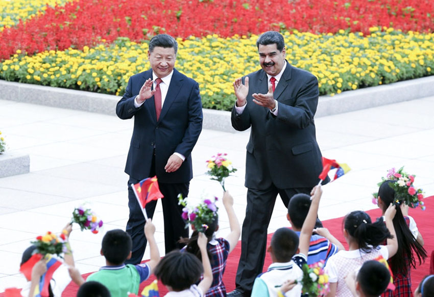 9月14日，国家主席习近平在北京人民大会堂同委内瑞拉总统马杜罗举行会谈。这是会谈前，习近平在人民大会堂东门外广场为马杜罗举行欢迎仪式。新华社记者 姚大伟 摄