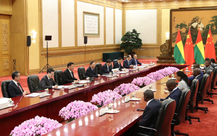 9月5日，国家主席习近平在北京人民大会堂会见几内亚比绍总统瓦斯。新华社记者 黄敬文 摄