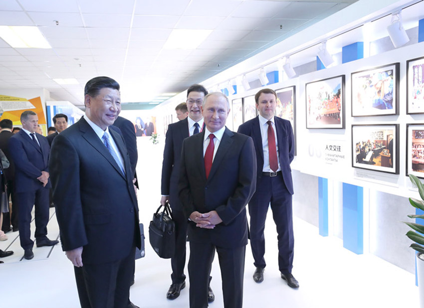 9月12日，国家主席习近平在符拉迪沃斯托克和俄罗斯总统普京共同参观中俄经贸合作图片展。新华社记者 鞠鹏 摄