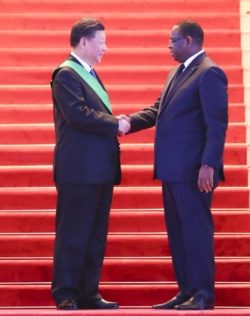 2018年7月21日，塞內加爾總統薩勒向國家主席習近平授予塞內加爾國家最高榮譽勛章國家雄獅勛位團大十字勛章。 新華社記者 謝環馳 攝