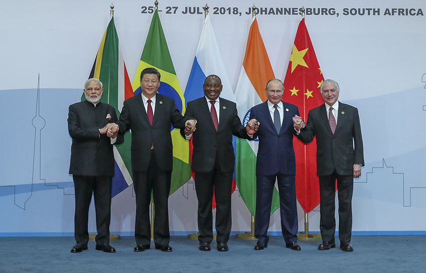 2018年7月26日，金磚國家領導人第十次會晤在南非約翰內斯堡舉行。南非總統拉馬福薩主持。中國國家主席習近平、巴西總統特梅爾、俄羅斯總統普京、印度總理莫迪出席。這是五國領導人合影。新華社記者 謝環馳攝