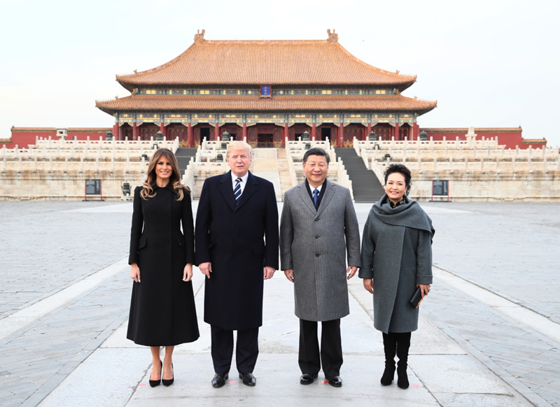 2017年11月8日，國家主席習近平和夫人彭麗媛陪同來華進行國事訪問的美國總統特朗普和夫人梅拉尼婭參觀故宮博物院。這是兩國元首夫婦在太和殿廣場合影。新華社記者 蘭紅光 攝