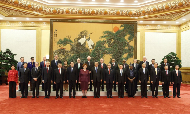 2017年11月30日，國家主席習近平在北京人民大會堂會見來華出席“2017從都國際論壇”的世界領袖聯盟成員。這是會見前，習近平同外方嘉賓集體合影。新華社記者 姚大偉 攝