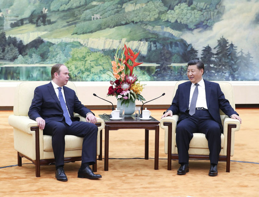 10月17日，國家主席習近平在北京人民大會堂會見俄羅斯總統辦公廳主任瓦伊諾。 新華社記者 龐興雷 攝