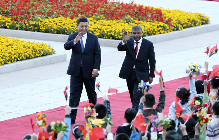 10月9日，國家主席習近平在北京人民大會堂同安哥拉總統洛倫索舉行會談。這是會談前，習近平在人民大會堂東門外廣場為洛倫索舉行歡迎儀式。 新華社記者姚大偉攝