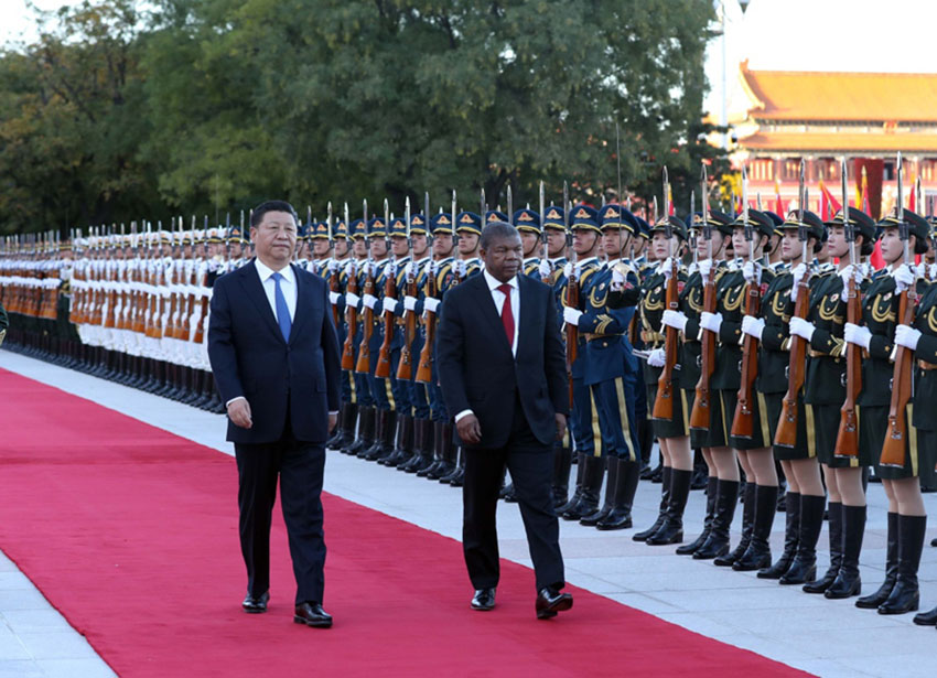 10月9日，國家主席習近平在北京人民大會堂同安哥拉總統洛倫索舉行會談。這是會談前，習近平在人民大會堂東門外廣場為洛倫索舉行歡迎儀式。 新華社記者劉衛兵攝