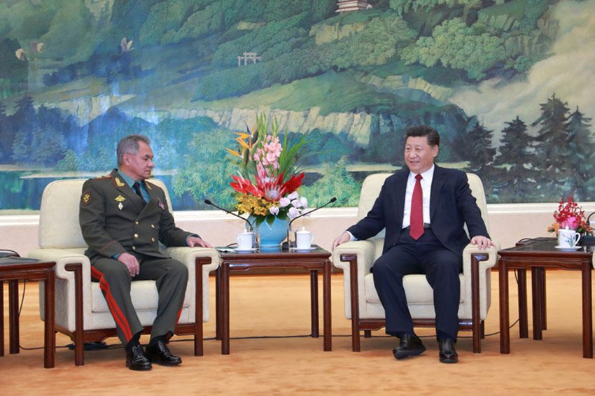 10月19日，國家主席習近平在北京人民大會堂會見來訪的俄羅斯國防部長紹伊古。 新華社記者 李剛 攝
