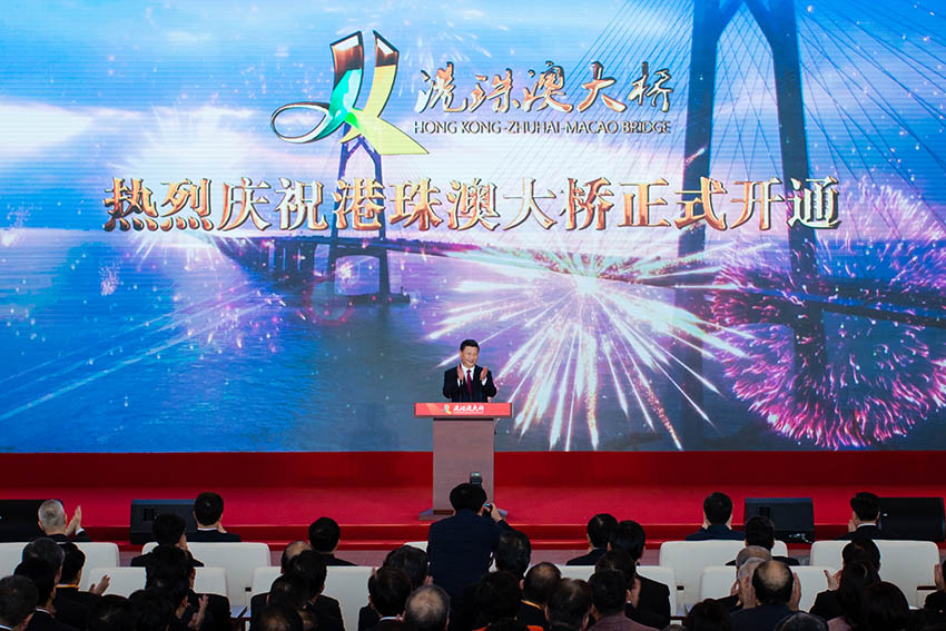 10月23日上午，港珠澳大橋開通儀式在廣東省珠海市舉行。中共中央總書記、國家主席、中央軍委主席習近平出席儀式，宣布大橋正式開通並巡覽大橋。 新華社記者劉彬攝