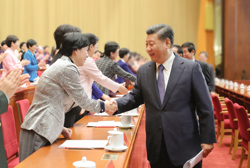 10月30日，中國婦女第十二次全國代表大會在北京人民大會堂開幕。這是中共中央總書記、國家主席、中央軍委主席習近平等同與會代表親切握手。 新華社記者 鞠鵬 攝