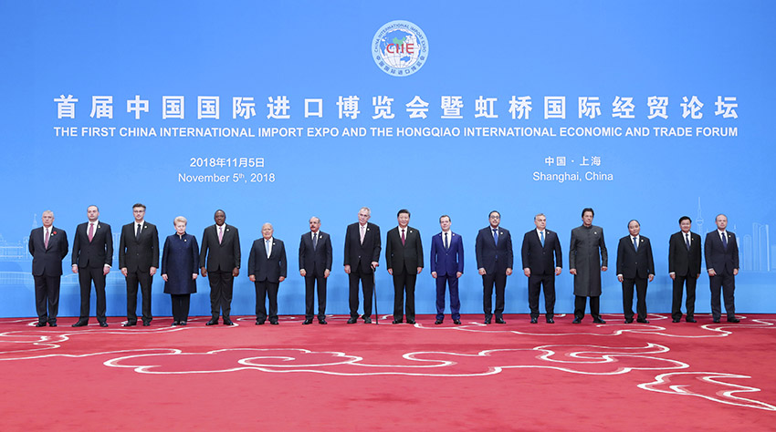 11月5日，首屆中國國際進口博覽會在上海開幕。國家主席習近平出席開幕式並發表題為《共建創新包容的開放型世界經濟》的主旨演講。這是開幕式前，習近平同外方領導人集體合影。 新華社記者 丁海濤 攝