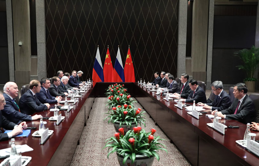 11月5日，國家主席習近平在上海會見俄羅斯總理梅德韋杰夫。 新華社記者丁海濤攝