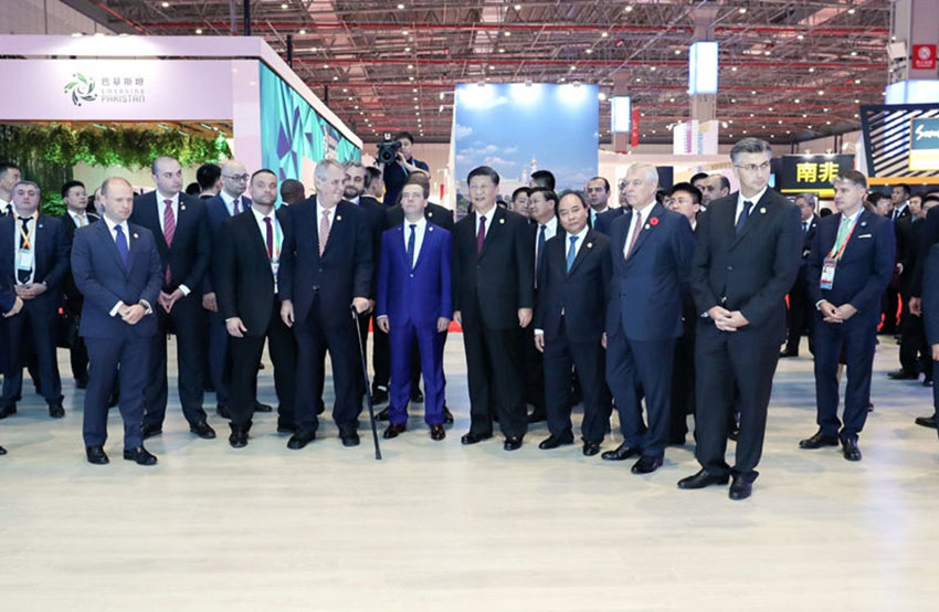 11月5日，國家主席習近平在上海同出席首屆中國國際進口博覽會的外國領導人共同巡館。 新華社記者 謝環馳 攝