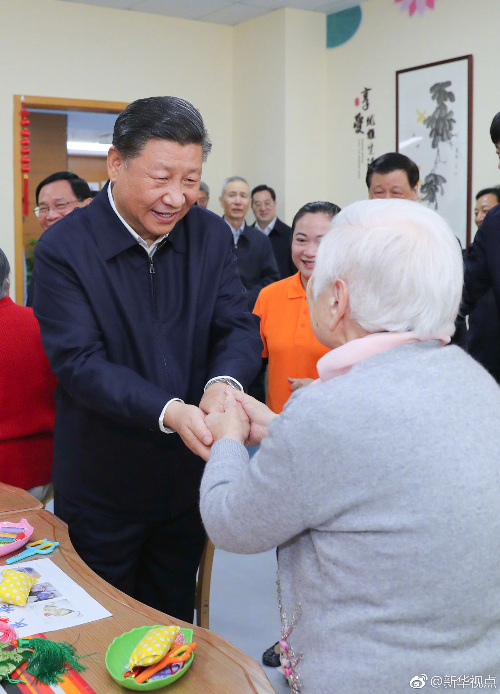 11月6日，中共中央總書記、國家主席、中央軍委主席習近平在上海考察。這是習近平在虹口區市民驛站嘉興路街道第一分站托老所同老年居民親切握手。 新華社記者 謝環馳 攝
