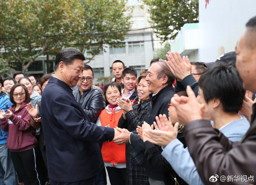 11月6日，中共中央總書記、國家主席、中央軍委主席習近平在上海考察。這是習近平在虹口區市民驛站嘉興路街道第一分站同居民親切握手。 新華社記者 謝環馳 攝