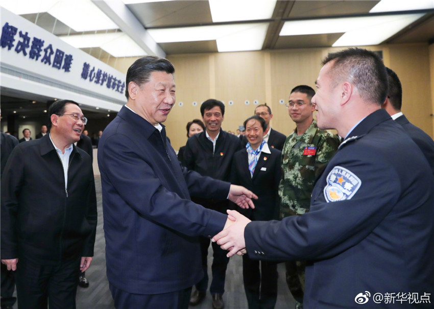 11月6日，中共中央總書記、國家主席、中央軍委主席習近平在上海考察。這是習近平在浦東新區城市運行綜合管理中心同工作人員親切握手。 新華社記者 謝環馳 攝