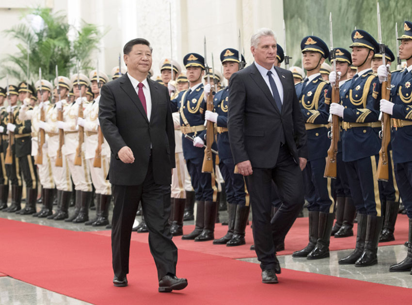 11月8日，國家主席習近平在北京人民大會堂同古巴國務委員會主席兼部長會議主席迪亞斯-卡內爾舉行會談。這是會談前，習近平在人民大會堂北大廳為迪亞斯-卡內爾舉行歡迎儀式。 新華社記者 王曄 攝