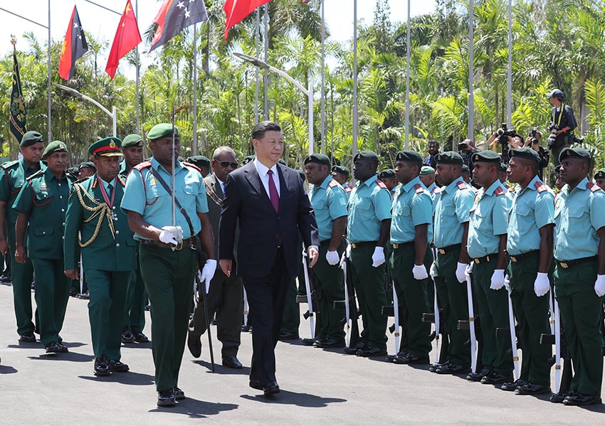 11月16日，國家主席習近平在莫爾茲比港會見巴布亞新幾內亞總督達達埃。會見開始前，達達埃在議會大廈前廣場為習近平舉行隆重歡迎儀式。新華社記者 鞠鵬 攝