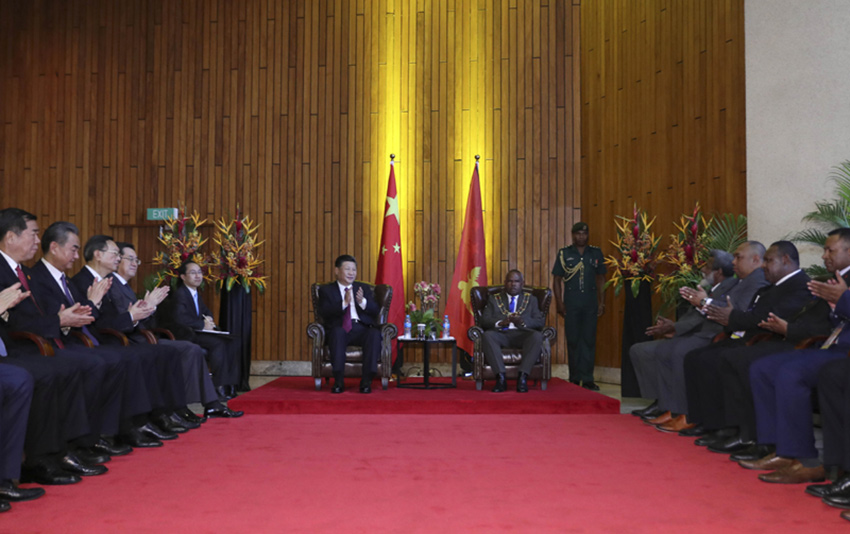 11月16日，國家主席習近平在莫爾茲比港會見巴布亞新幾內亞總督達達埃。新華社記者 丁林 攝