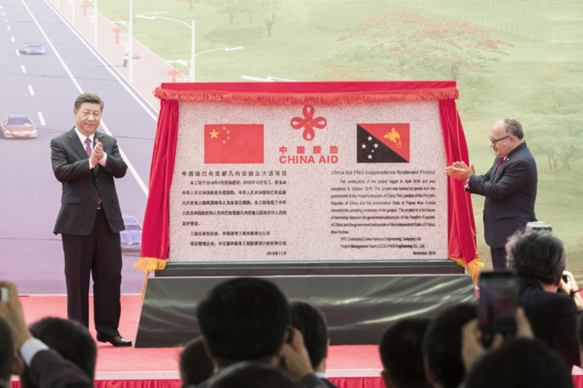 11月16日，國家主席習近平在莫爾茲比港和巴布亞新幾內亞總理奧尼爾共同出席中國援建的獨立大道移交啟用儀式。新華社記者 黃敬文 攝