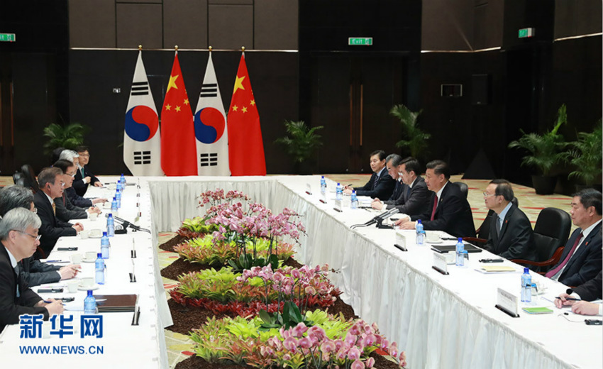 11月17日，國家主席習近平在莫爾茲比港會見韓國總統文在寅。 新華社記者 龐興雷 攝