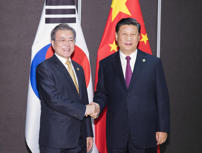 11月17日，國家主席習近平在莫爾茲比港會見韓國總統文在寅。新華社記者 黃敬文 攝