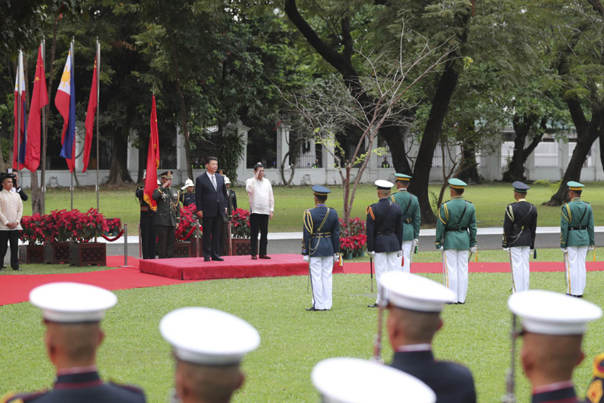 11月20日，國家主席習近平在馬尼拉同菲律賓總統杜特爾特舉行會談。會談開始前，習近平出席杜特爾特在總統府前草坪舉行的隆重歡迎儀式。 新華社記者 丁林 攝